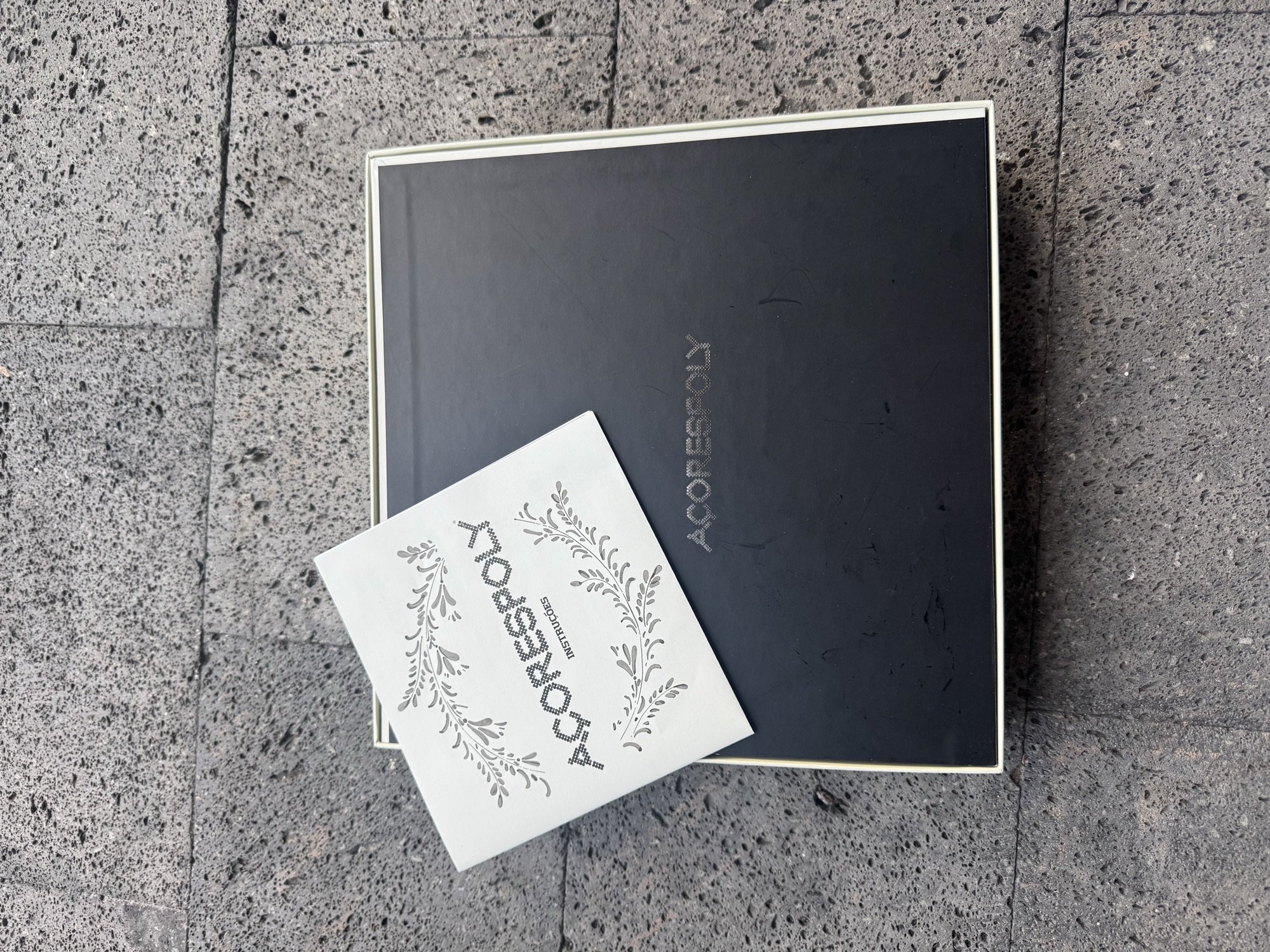 Caixa com o livro de instruções